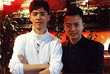 刘昊然钢铁直男合影姿势：双手抱胸就不碰你