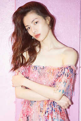 钟楚曦魅力写真曝光 身着亮片装性感迷人