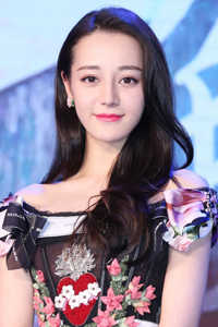 迪丽热巴穿碎花长裙美腿隐现 靓丽优雅
