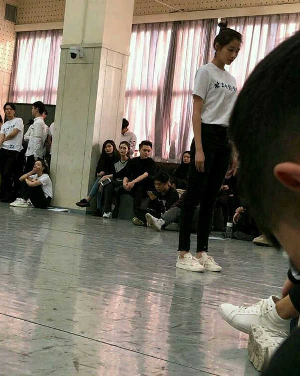 关晓彤参加北电期末考试 简单装扮清爽乖巧